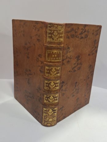 Les Offices de Cicéron, traduction nouvelle. Avec le latin revu sur les textes les plus corrects.Troisième édition, retouchée avec soin. Par M. de Barrett. (Édition bilingue Latin/français).